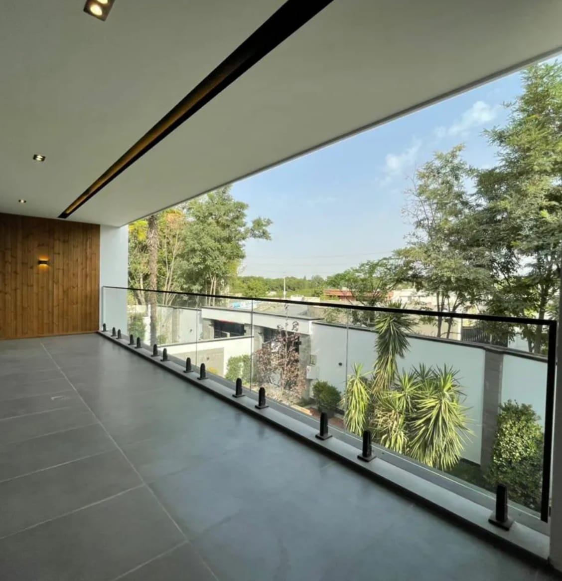 Spigot-base glass handrail balcony
