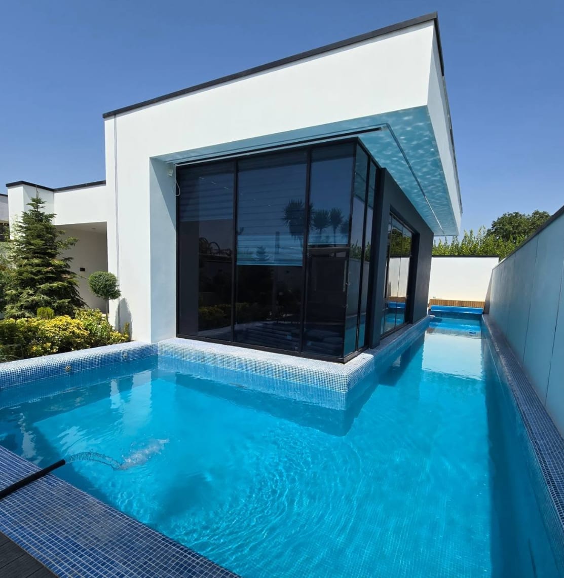 Corner glass curtain wall pool villa